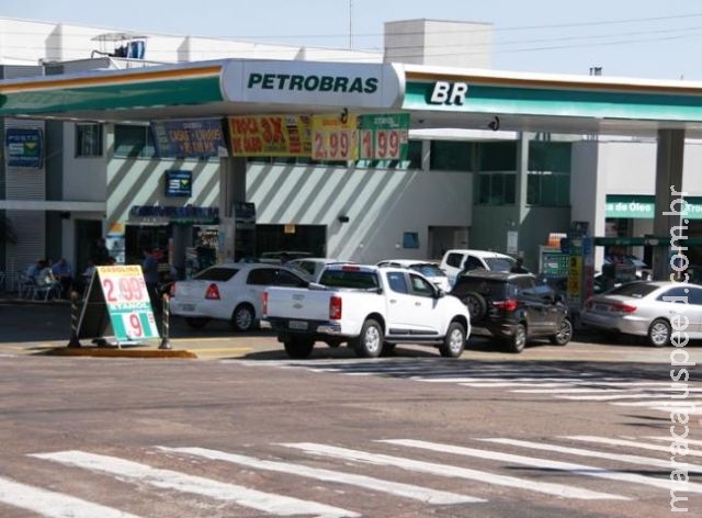 Motoristas fazem fila para abastecer em posto onde gasolina está abaixo de R$ 3 Motoristas fazem fila para abastecer em posto onde gasolina está abaixo de R$ 3