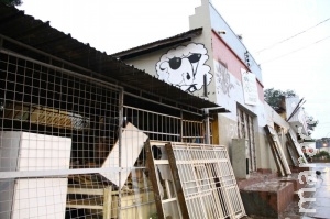 Funcionário coloca fogo em carro de patrão e tenta incendiar depósito
