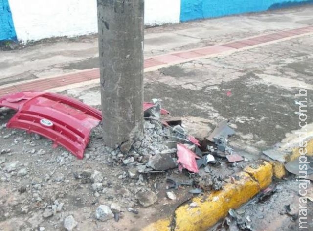 Jovem em alta velocidade perde controle de carro e colide em poste na Capital