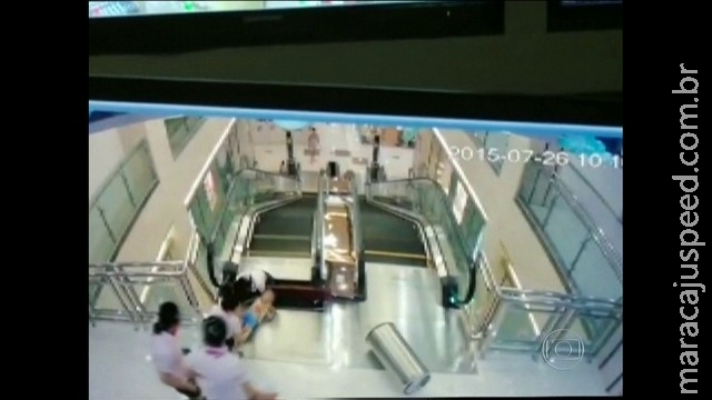 Chinesa morre em acidente em escada rolante, mas salva filho Chinesa morre em acidente em escada rolante, mas salva filho