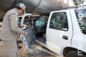 Carro vai parar embaixo de caminhão em acidente na BR-262