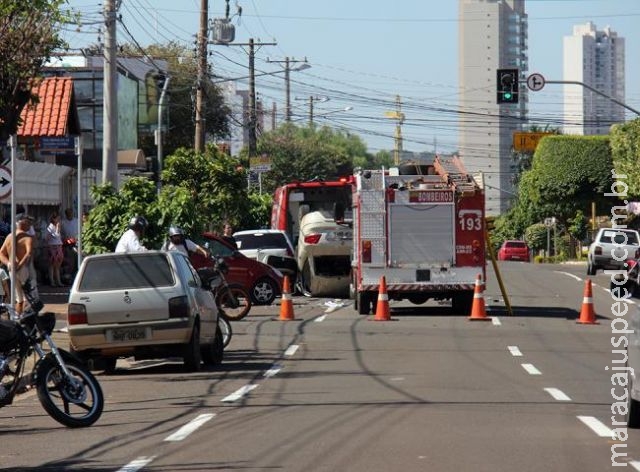 Carro capota após colisão e atinge outros dois veículos na Capital