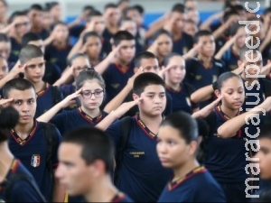 Escola em região de violência vira modelo com regime militar Escola em região de violência vira modelo com regime militar