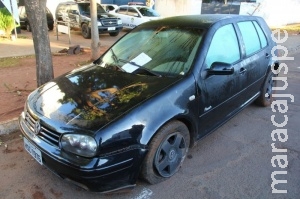 Ladrões roubam carro, colidem em rotatória e fogem