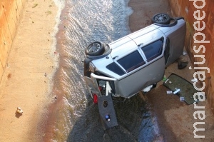 Motorista perde controle da direção e cai em Córrego na Capital