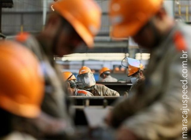 Empresas já podem aderir ao Programa de Proteção ao Emprego Empresas já podem aderir ao Programa de Proteção ao Emprego