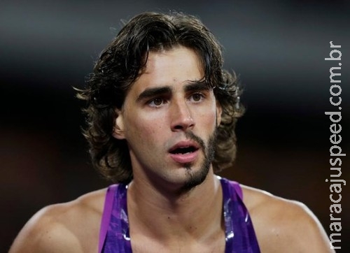 Atleta italiano exibe barba pela metade em competição