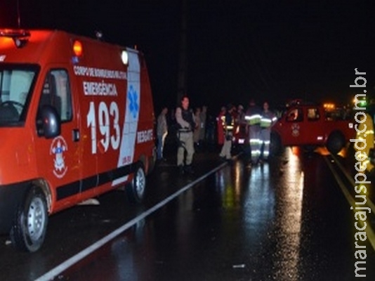 Carro bate em carreta, capota, mata mulher e criança sobrevive a arremesso