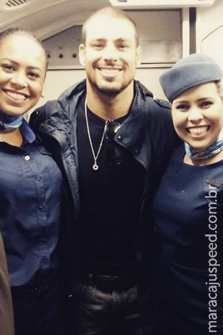 Cauã Reymond volta ao Rio após 20 dias rodando filme no MS e faz a alegria das aeromoças durante voo Cauã Reymond volta ao Rio após 20 dias rodando filme no MS e faz a alegria das aeromoças durante voo