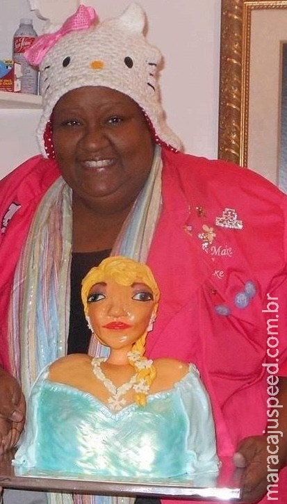 Confeitaria de torta desastrosa retratando Elsa se defende Confeitaria de torta desastrosa retratando Elsa se defende