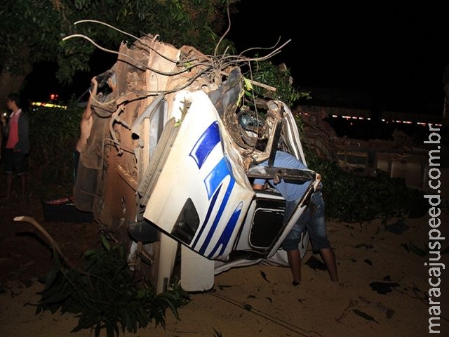 Colisão entre carreta e BMW fecha a pista da MS-306