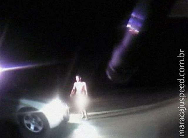 Homem nu e "alterado" rouba carro de polícia Homem nu e "alterado" rouba carro de polícia