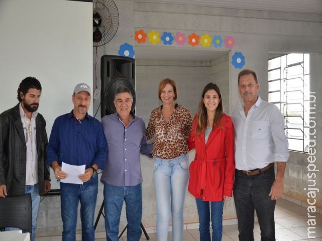 Prefeito Maurílio Ferreira Azambuja e presidente da Câmara visitam assentamento