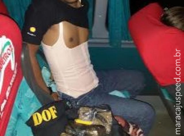 Jovens são flagrados com tabletes de haxixe escondidos em corpetes