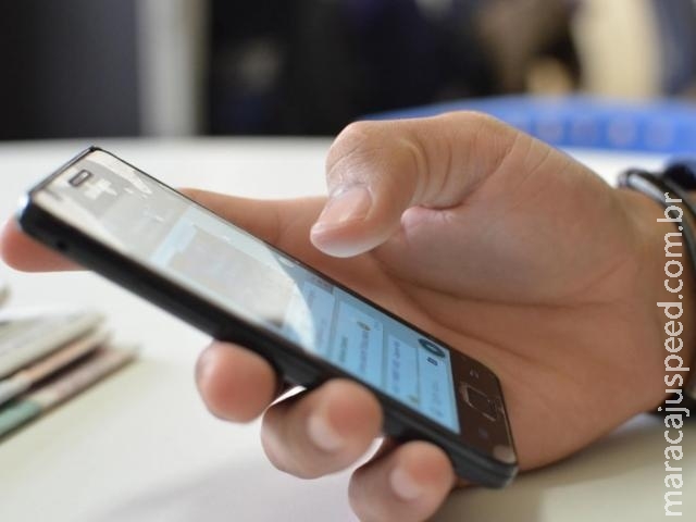 Fotomontagem de mulher para no chefe e revela a violência de grupos do WhatsApp Fotomontagem de mulher para no chefe e revela a violência de grupos do WhatsApp