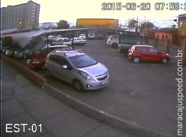 Homem sobrevive após cair do 17º andar de prédio no Chile; veja vídeo Homem sobrevive após cair do 17º andar de prédio no Chile; veja vídeo
