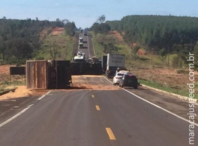 Carreta bitrem tomba na BR-262 e interdita trânsito nas duas pistas da via