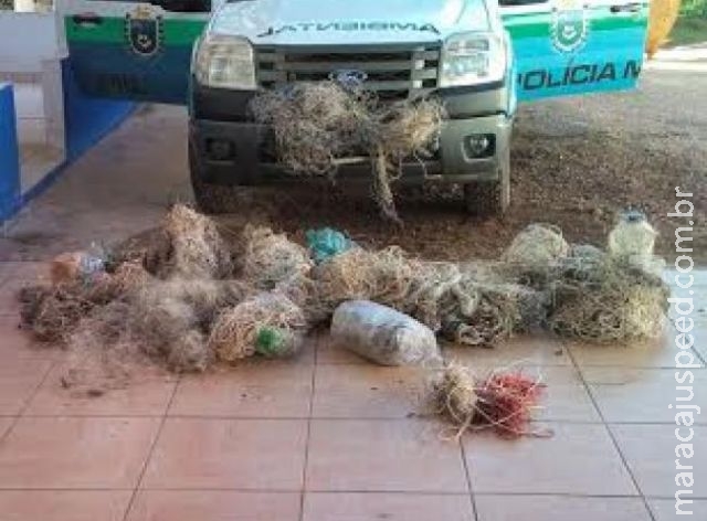 Polícia Ambiental apreende quase mil anzóis de galho no Rio Miranda