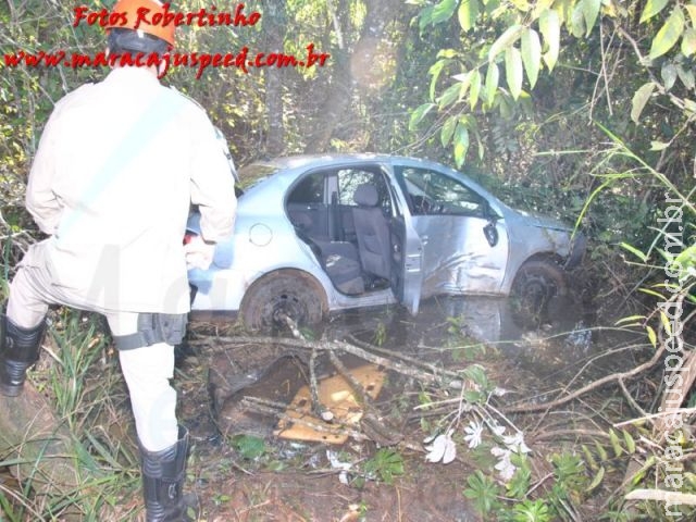 Maracaju: Condutora perde controle de veículo na rodovia MS-162 e voa para interior de brejo Maracaju: Condutora perde controle de veículo na rodovia MS-162 e voa para interior de brejo