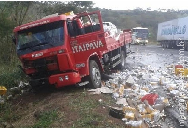 Colisão de caminhão de bebidas e picape da Capital mata homem na 163