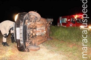 Carro capota, mas motorista que usava cinto de segurança sofre leves ferimentos