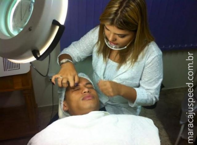 Dia do Homem: mais vaidosos, ELES quebram paradigmas e frequentam salão de beleza Dia do Homem: mais vaidosos, ELES quebram paradigmas e frequentam salão de beleza