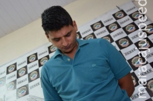 Traficante "guardava" droga dentro de sofá e dinheiro embaixo de tapete