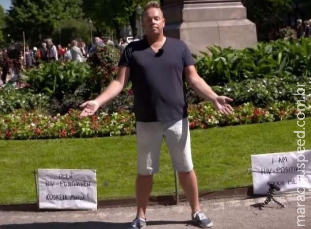 Homem com HIV desafia pessoas a tocá-lo em praça na Finlândia. E o resultado foi incrível Homem com HIV desafia pessoas a tocá-lo em praça na Finlândia. E o resultado foi incrível