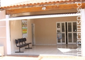 Preso tira algemas, foge pela porta da frente e deixa delegada para trás