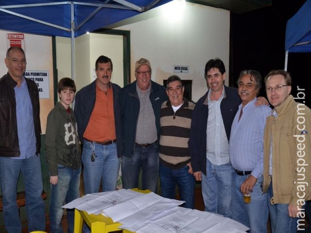 Prefeito Maurílio acompanhado do Secretário de Obras Hélio Peluffo e dos vereadores, estiveram participando de reunião com produtores e empresários