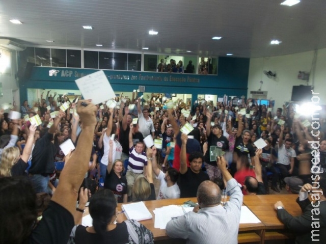 Professores rejeitam proposta e vão retomar greve após férias na Capital Professores rejeitam proposta e vão retomar greve após férias na Capital
