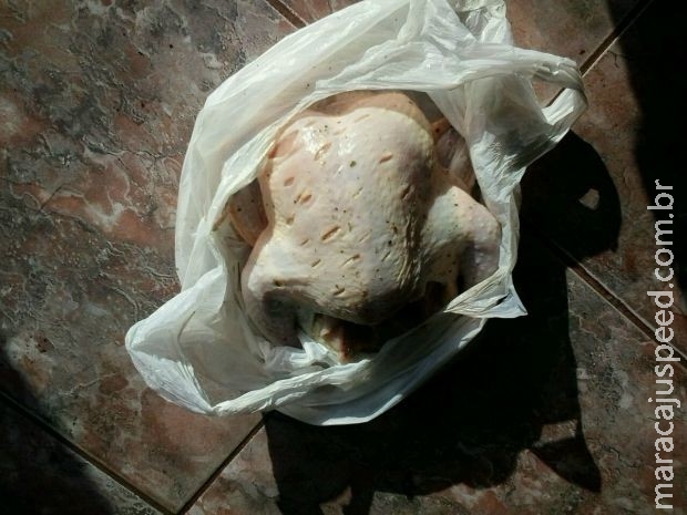 Bêbados furtam frango cru e acabam presos em MS, afirma Polícia Civil