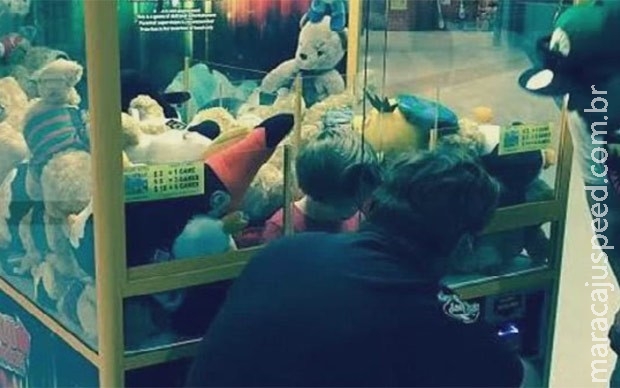 Menino fica entalado em máquina de brinquedos Menino fica entalado em máquina de brinquedos
