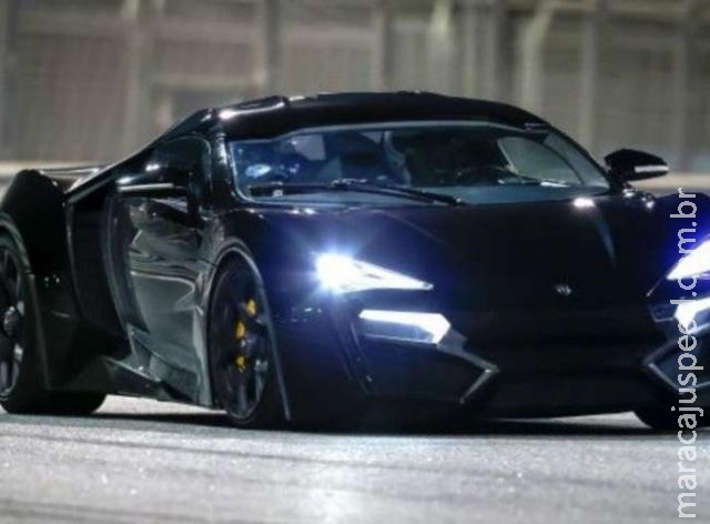 Supercarro árabe tem faróis de diamante e assentos de ouro Supercarro árabe tem faróis de diamante e assentos de ouro