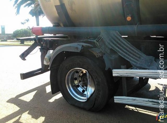 Ônibus e carreta se envolvem em acidente na BR-163