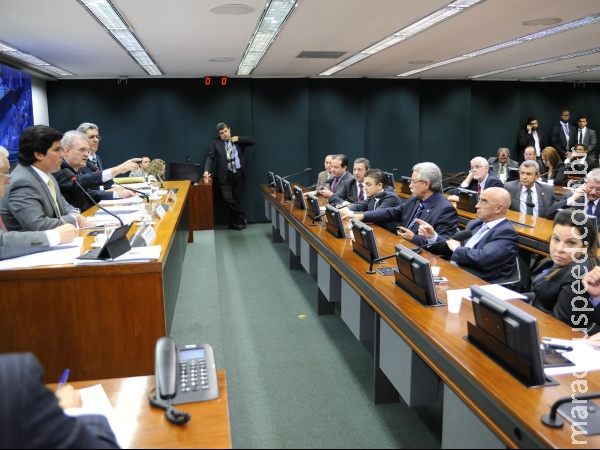 Projetos vão coibir fraudes e regular mercado de implantes Projetos vão coibir fraudes e regular mercado de implantes