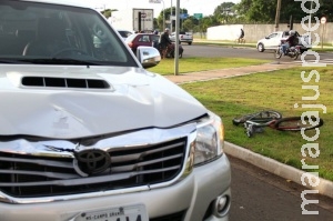 Ciclista fura sinal e é atropelado por caminhonete na Capital