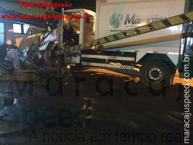 Maracaju: Motorista de caminhão de coleta de lixo embriagado destrói guarita do pátio de obras com vigia no seu interior Maracaju: Motorista de caminhão de coleta de lixo embriagado destrói guarita do pátio de obras com vigia no seu interior