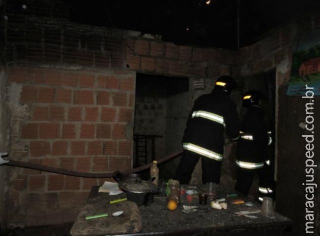 Usuário de drogas diz que vai dar trabalho para os bombeiros e incendeia casa