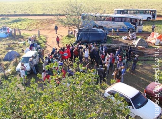 Fazenda é ocupada por 2 mil e MST promete mais invasões em MS Fazenda é ocupada por 2 mil e MST promete mais invasões em MS