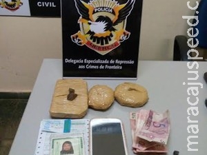 Jovem é presa com porções de crack, cocaína e maconha coladas no corpo