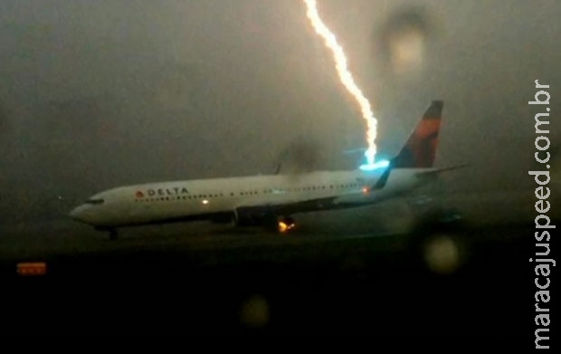 Raio atinge avião em pista do aeroporto de Atlanta