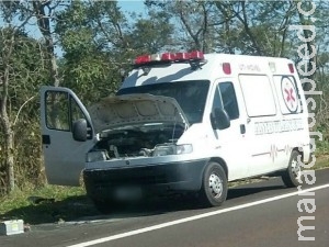 Ambulância para, motor pega fogo e paciente morre durante atendimento Ambulância para, motor pega fogo e paciente morre durante atendimento