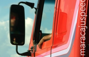 Lei cria curso obrigatório para motoristas que atingirem 14 pontos na CNH Lei cria curso obrigatório para motoristas que atingirem 14 pontos na CNH