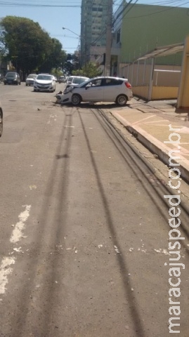 Veículo invade preferencial e causa acidente na Capital