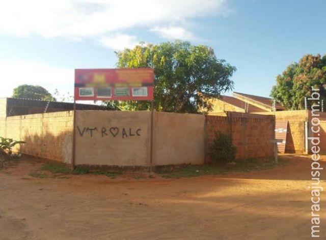 Ladrão quebra cerca elétrica e pula muro para tentar furtar serralheria