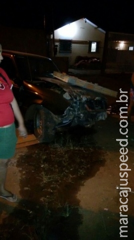 Motorista perde controle de veículo e destrói muro de residência