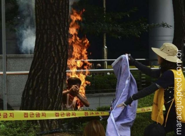 Homem ateia fogo ao corpo em protesto