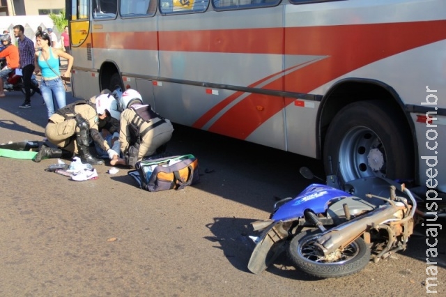 Motociclista vai parar embaixo de ônibus em acidente na Capital