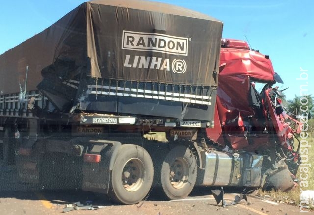 Carreta colide em traseira de caminhão pipa na MS-164 próximo da ponte do Rio Santa Maria em Vista Alegre